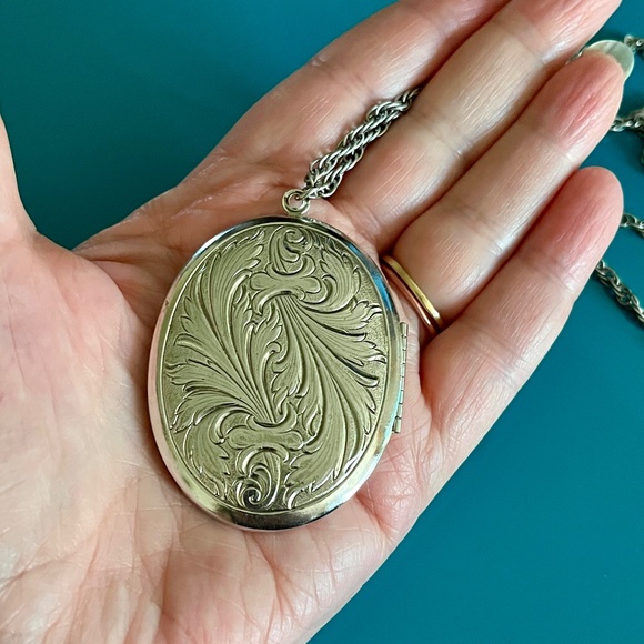 Vint 60's Trifari Silver locket - Art Deco Style Locket - Embossed Oval Locket - Picture 5 of 7